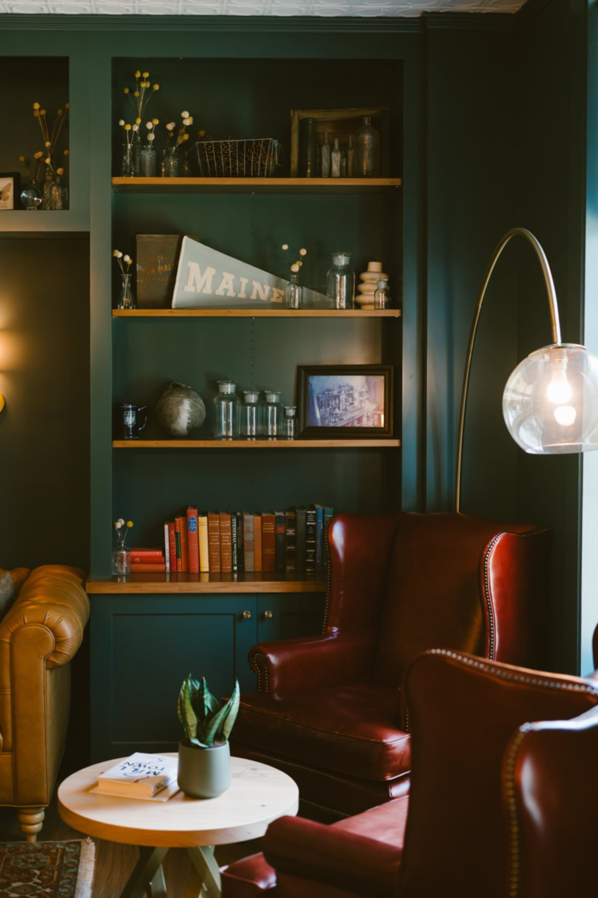 Hotel Ursa The Study seating area