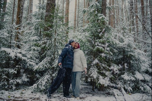 couple kissing in the snow